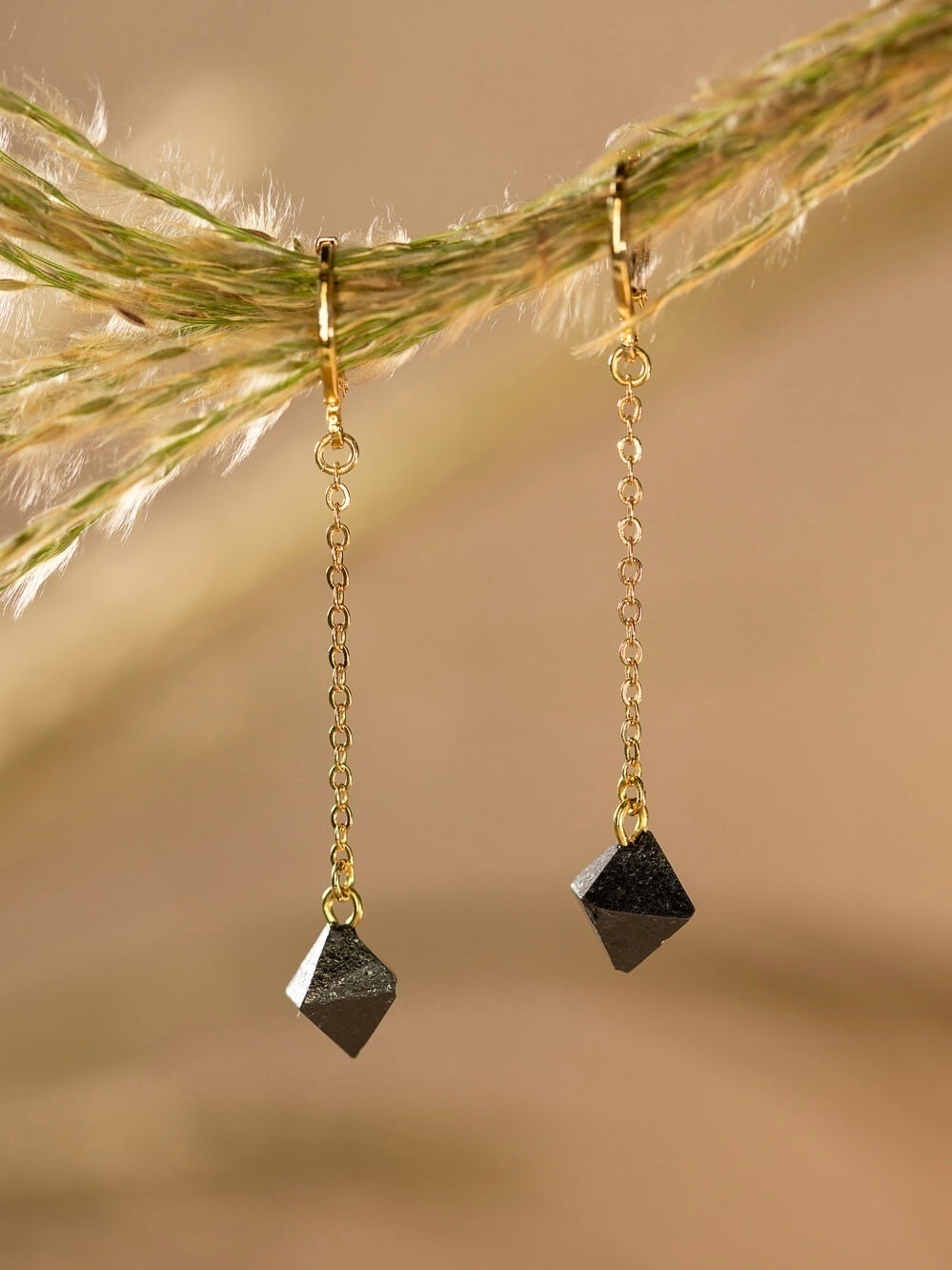 Balance Earring - Magnetite